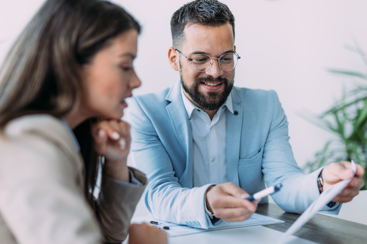 A financial advisor explaining the differences between HSAs, FSAs and HRAs.